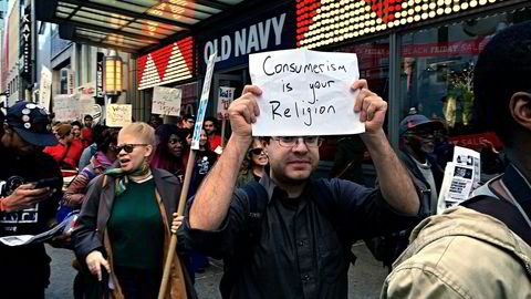 Flere steder ble «Black Friday»-kunder møtt av demonstranter som kjemper for høyere minstelønn, som her ved Herald Square på Manhattan i New York. Foto: Morten Bertelsen