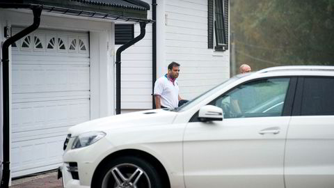 Her er den omdiskuterte Mercedesen sammen med mafiatiltalte Ali Asghar utenfor familievillaen i Lørenskog.