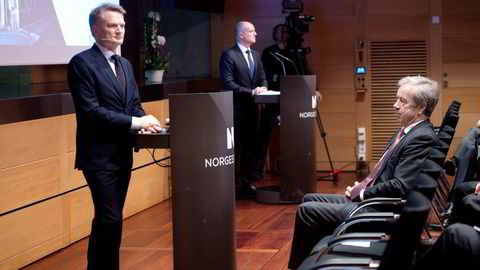 Egil Matsen er visesentralbanksjef i Norges Bank med ansvar for Oljefondet. Hovedstyret i Norges Bank foreslår at aksjeandelen i Oljefondet blir 75 prosent. Til høyre sitter sentralbanksjef Øystein Olsen.