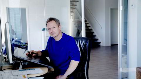 Frode Øverli, tegneserieskaperen bak Pondus, her fotografert på hjemmekontoret på Askøy.