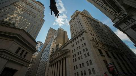 Hånden fra statuen av George Washington peker i retning av aksjebørsen New York Stock Exchange på Wall Street i New York.