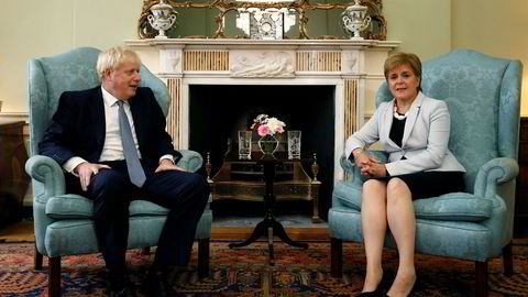 Skottlands regjeringssjef Nicola Sturgeon (til høyre) møtte Storbritannias statsminister Boris Johnson i Edinburgh i Skottland mandag.