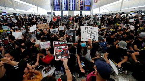 Et stort antall demonstranter blokkerer avgangshallen ved flyplassen i Hongkong mandag.
