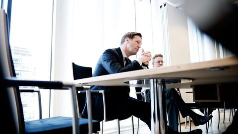UNDER LUPEN. Agasti-sjef Jørgen Pleym Ulvness (til venstre) og kommunikasjonssjef Tor Arne Olsen venter på en dom fra Oslo Børs.  Foto: Thomas Haugersveen