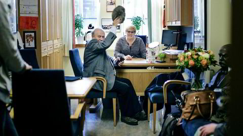 Venstre-leder Trine Skei Grande to dager etter valget – valgkampen skal analyseres, og det er mye planlegging som skjer fremover. Her rådfører hun seg med tidligere Venstre-leder Odd Einar Dørum.