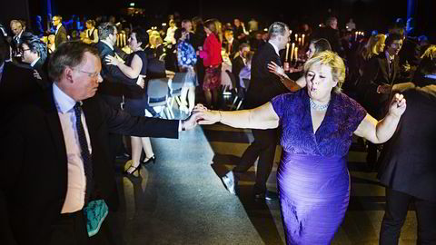 Erna Solberg danser med mannen Sindre Finnes etter festmiddagen på Høyres landsmøte, i 2013. Foto: Per Thrana