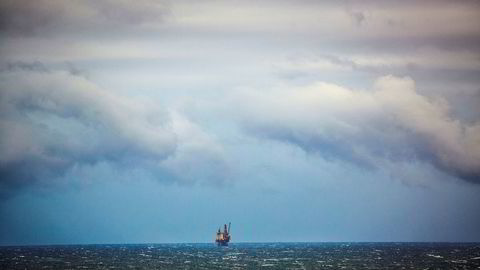 Oljeproduksjonen er rundt 11 prosent over Oljedirektoratets prognose for måneden og ni prosent høyere enn november i fjor. Avbildet er oljeplattformen, Oseberg Feltsenter, i Nordsjøen.