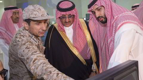 Den saudiarabiaske forsvarsministeren Mohammad bin Salman (høyre) og kronprins Mohammed bin Nayef er her avbildet under en briefing om Jemen-angrepene i militærets kommandosenter i mars. Foto: Reuters/Saudi Press Agency/NTB Scanpix