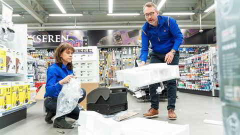 Butikksjef Jannicke Hovind og konsernsjef Espen Karlsen i Jernia pakker opp en grill produsert i Kina og sitter igjen med en stor haug isopor- og plastemballasje. – Det er dette vi nå skal til livs, sier Karlsen.