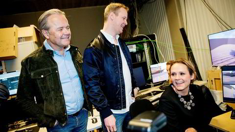 Gründerne Jens Petter Høili (til venstre) og Bård-Anders Kasin med tidligere kulturminister Linda Hofstad Helleland, under en presentasjon av teknologien til The Future Group i 2016.