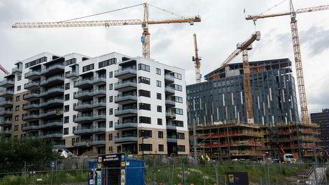 Boliger og andre bygg kan bygges billigere. Hva skjer med prisene da, både på nytt og brukt i boligmarkedet? Her boliger under oppførelse på Hasle i Oslo.