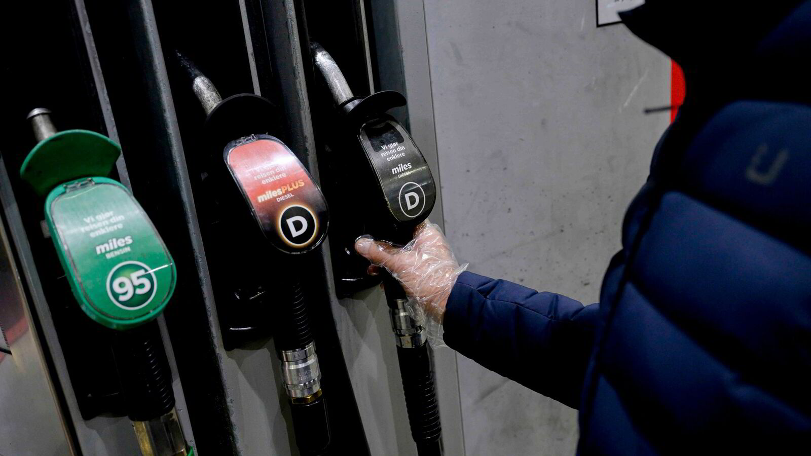 DN mener: Du kan slutte å klage på drivstoffprisene