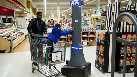 William Rucker og barnebarnet Justice (4) hilser på roboten Marty som vasker gulvene til Giant Food Stores i Harrisburg. I løpet av sommeren vil supermarkedkjeden ha 172 roboter i sving, og de langsiktige planene er å ha roboter i 500 butikker.