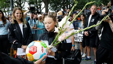 Greta Thunberg fikk blomster da hun ble møtt av tilhengere og miljøaktivister etter å ha kommet i land i New York.