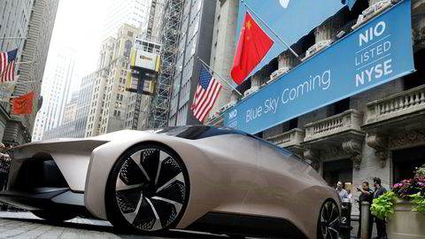 Den kinesiske elbilprodusenten Nio ble børsnotert i USA i høst etter å ha hentet inn over 1,1 milliard dollar i friske penger. Her er en konseptbil parkert utenfor New York-børsen i forbindelse med børsnoteringen.