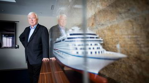 Skipsreder Torstein Hagen ved siden av en modell av Viking Star. Torstein Hagen er leder for selskapet Viking Cruise, med hovedsete i Basel.