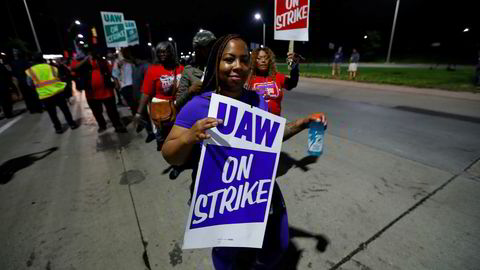 Nærmere 50.000 arbeidere hos den amerikanske bilgiganten General Motors i USA la mandag morgen ned arbeidet og gikk ut i streik. Foto: AP / NTB scanpix