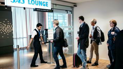 SAS-ansatte både på bakken og ombord i flyene kan se frem til en ekstra bonus om ett år – hvis den økonomiske utviklingen er som planlagt. I mellomtiden skal også pilotene forhandle om lønn og arbeidsvilkår. Her fra SAS-loungen på Oslo lufthavn.