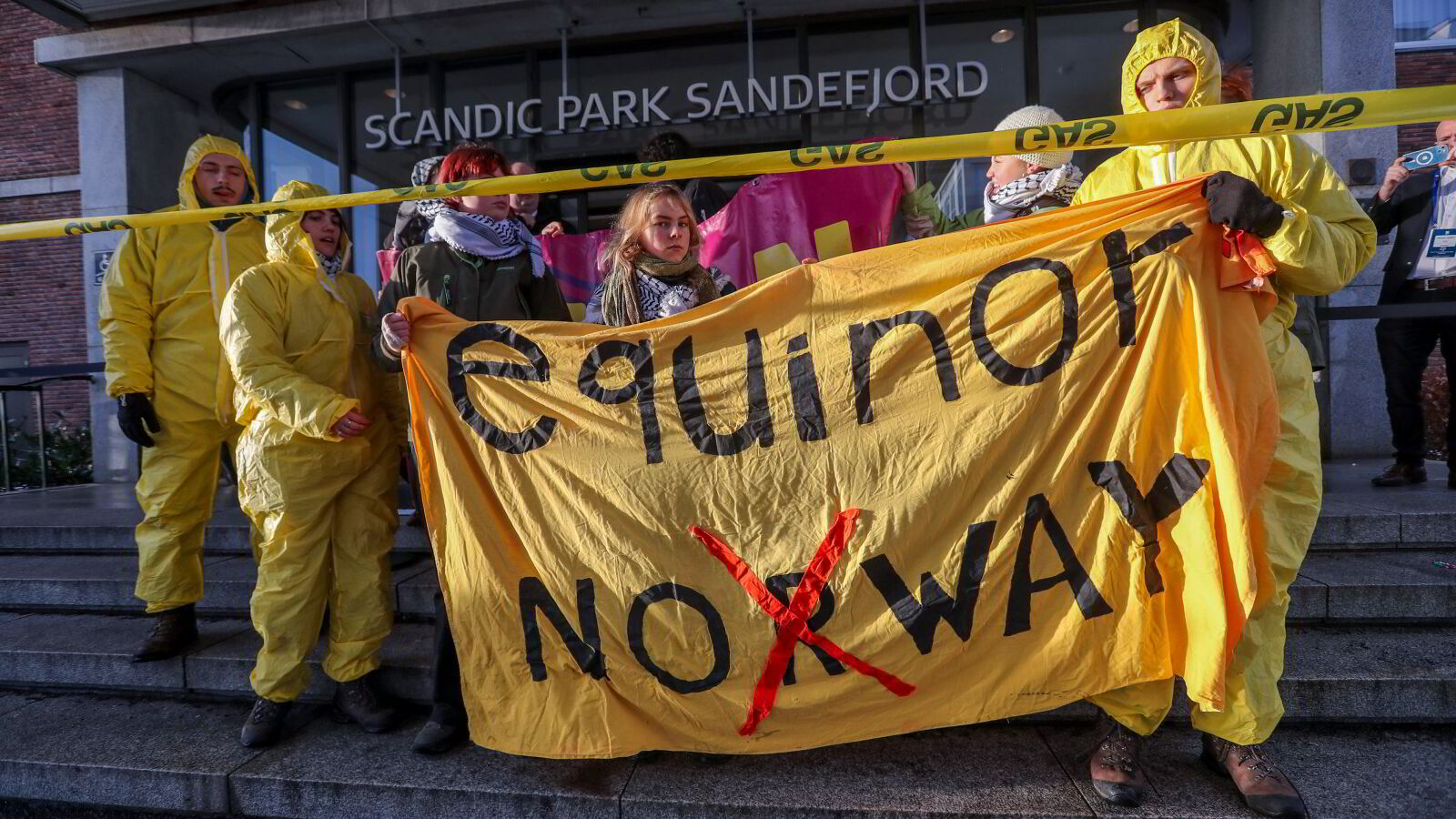 Demonstranter blokkerer innganger til oljekonferanse i Sandefjord