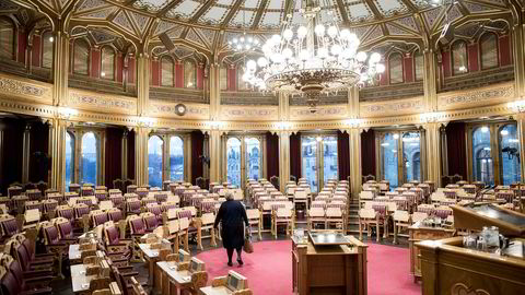 Statsminister Erna Solberg var tilsynelatende alene i salen før Stortingets spontanspørretime begynte. Men mellom benkeradene lurte ulvesaken.