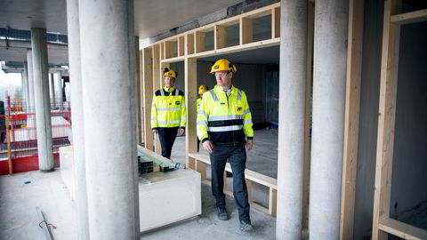 AF Gruppen hadde i første kvartal åtte boligprosjekter med i alt 1334 leiligheter i produksjonsfasen. Her er assisterende prosjektleder Bård Eckmann (til venstre) og konsernsjef Morten Grongstad på et prosjekt i Lørenskog.