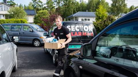 – Det er et bra trykk hele året, sier montør Henrik Flink i Sector Alarm. Foto: Skjalg Bøhmer Vold