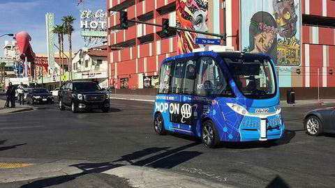 Her kjører en førerløs buss nedover en gate i Las Vegas onsdag. Tidligere på dagen kolliderte en av bussene to timer etter at tjenesten ble satt ut i drift.