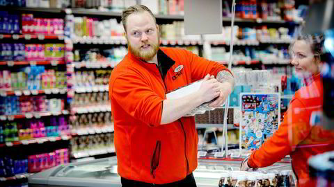 Tromsø er en av byene med intens konkurranse innen dagligvare. Her er assisterende butikksjef Sylvester Willumsen på Coop Extra Langnes sammen med butikkmedarbeider Sarah Sætre fra en tidligere anledning.