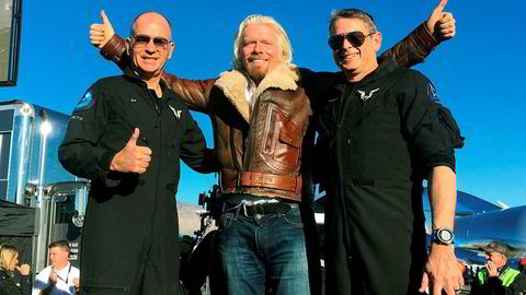 Richard Branson, flankert av testflyverne Rick «CJ» Sturckow (til venstre) og Mark «Forger» Stucky (til høyre) etter torsdagens prøveflyging.