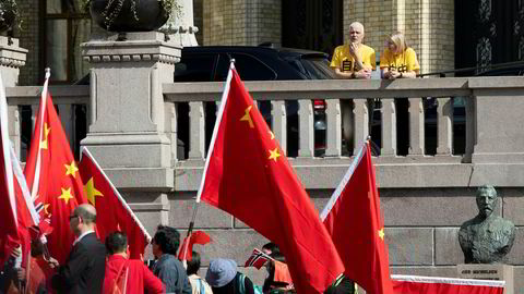 Både Guri Melby og Petter Eide hadde på seg gule t-skjorter fra Amnesty da kineserne besøkte Oslo.