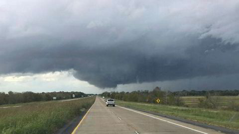 Stormen er kommet til slørstatene. Her nær Natchitoches i delstaten Louisiana mandag.