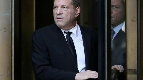 Filmprodusent Harvey Weinstein forlater en rettssal i New York 26. august i år.