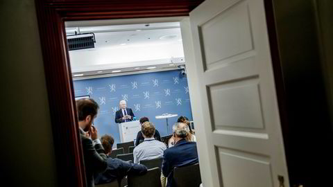 Svein Gjedrem overleverte rapporten om ny sentralbanklov til finansminister Siv Jensen fredag.