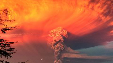 UTBRUDD: Røyk og aske fra Calbuco-vulkanen kan ses fra byen Puerto Montt i Chile. Dette er det første store utbruddet siden 1972.Foto: Rafael Arenas/Reuters/NTB scanpix