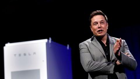 BATTERI: Tesla-sjefen Elon Musk presenterer selskapets nye hjemmebatteri Powerwall siste dag i april. Foto: Patrick T. Fallon/Reuters/NTB scanpix