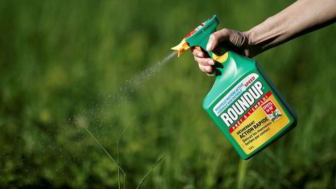 Det omstridte ugressmiddelet Roundup er mye brukt også i Norge. Nå har en kreftrammet bonde gått til sak mot produsenten Monsanto for å ha underslått opplysninger om kreftfaren ved bruk av middelet.