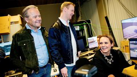 Gründerne Jens Petter Høili og Bård Anders Kasin under presentasjonen av vr-teknologien bak «Lost in Time» til tidligere kulturminister Linda Hofstad Helleland.