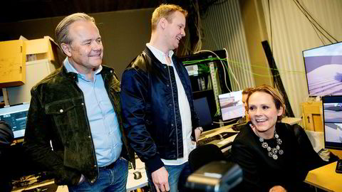 Gründerne Jens Petter Høili og Bård Anders Kasin under presentasjonen av vr-teknologien bak «Lost in Time» til tidligere kulturminister Linda Hofstad Helleland.