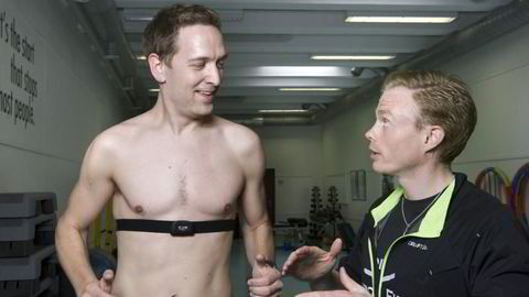 Triatlet Vidar Graff (29) får testet løpesteget hos fysioterapeut Ola Høva (th) i Studio Fysio. Foto: Elin Høyland