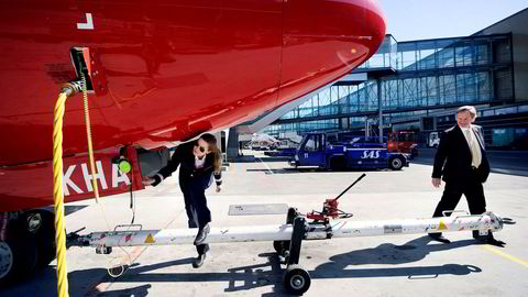 Norwegian-sjef Bjørn Kjos har i det stille overført det meste av familiens flyaksjer til de tre barna. Her på Oslo lufthavn med datteren Anna Helene Kjos-Mathisen, da hun jobbet som pilot i 2011.