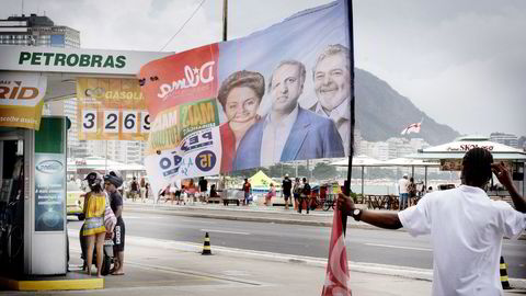 Et kampanjeflagg for Dilma Rousseff på en av Petrobras’ bensinstasjoner ved Copacabana i Rio de Janeiro. De kunstig lave bensinprisene i landet er blitt et hett tema i valgkampen. 
                  Begge foto: Vincent Rosenblatt