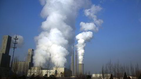 Røyk siver ut fra et industrianlegg i Beijing, Kina. Illustrasjonsfoto: REUTERS/David Gray
