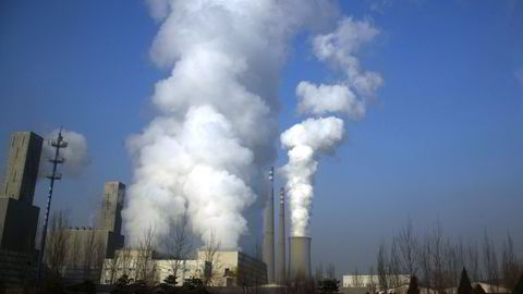 Røyk siver ut fra et industrianlegg i Beijing, Kina. Illustrasjonsfoto: REUTERS/David Gray