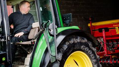 Bonde Jon Ansten Johansen på Berger gård er positiv til biodiesel på traktoren. Foto: Per Thrana