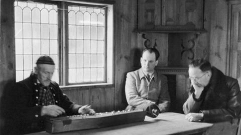 Ole Brenno fra Valdres spilte langleik på Folkemuseet hver sommer. Bildet der Himmler (til høyre) ved en tilfeldighet lyttet til ham er blitt brukt som bevis på en kobling mellom nazismen og folkemusikken. Men det var den klassiske musikken nazistene elsket, skriver Fløgstad. Foto: Max Ehlert