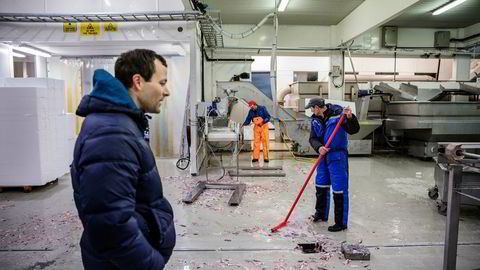 Fra venstre daglig leder Frank Kristiansen (38), fiskearbeider Gunnar Henriksen (57) og fiskearbeider Jonny Marthinussen (50). Handelskrigen mellom USA og Kina kan gi økt etterspørsel etter norsk torsk.