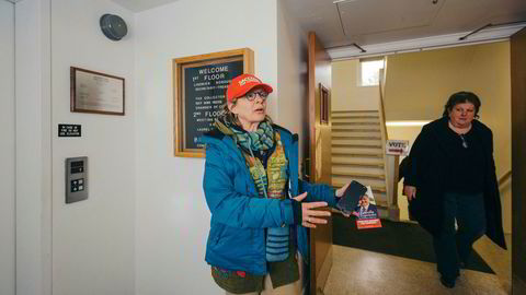 Frivillig Jane Altman deler ut flygeblad for republikaneren Rick Saccone ved et stemmelokale i Ligonier, Pennesylvania tirsdag. Valget følges tett over hele USA, og i utlandet.