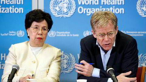 WHO og WHO-sjef Margaret Chan kritiseres for høye reisekostnader. WHO-direktør Bruce Aylward ( til høyre) slipper heller ikke unna kritikken.