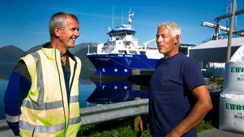 – Det blir bra å få inn en industriell eier, tror fabrikksjef Bjørn Gjærum (til venstre) ved Ewos-anlegget i Balsfjord. Her med rederen Bjarne Johannessen i Sjøtransport Rotsund. Foto: Ola Petter Røe