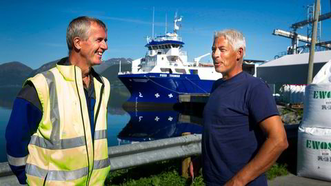 – Det blir bra å få inn en industriell eier, tror fabrikksjef Bjørn Gjærum (til venstre) ved Ewos-anlegget i Balsfjord. Her med rederen Bjarne Johannessen i Sjøtransport Rotsund. Foto: Ola Petter Røe